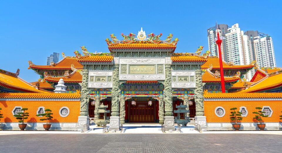 Tai Hong Kong White Jade Shrine: Teochew architecture illuminates Sathorn, honoring His Majesty the King’s 72nd Birthday.