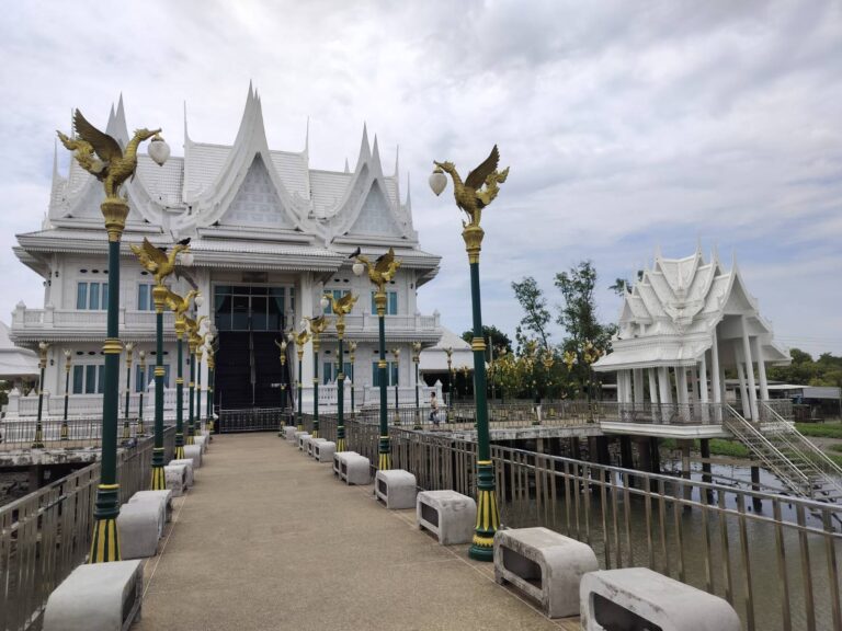 เปิดตำนานวัดกู้ จุดหมายริมเจ้าพระยาที่ทั้งงดงามและเต็มไปด้วยตำนาน