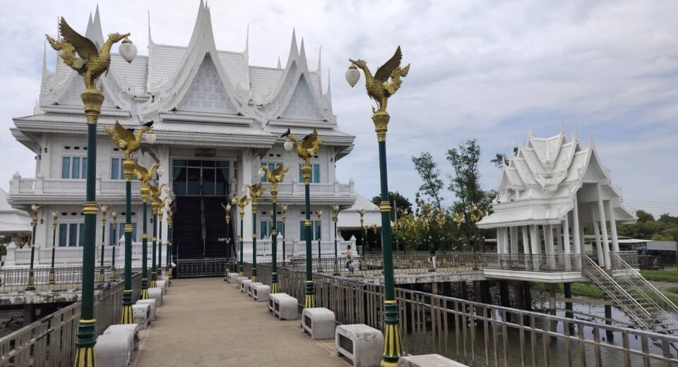 เปิดตำนานวัดกู้ จุดหมายริมเจ้าพระยาที่ทั้งงดงามและเต็มไปด้วยตำนาน